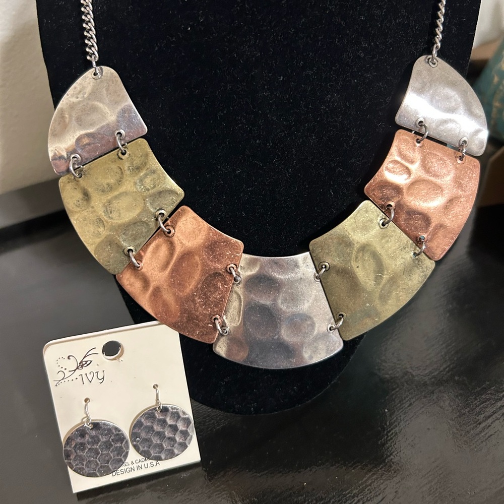 Chunky Metallic Necklace with Silver Dangle Earrings Set by‎ Ivy